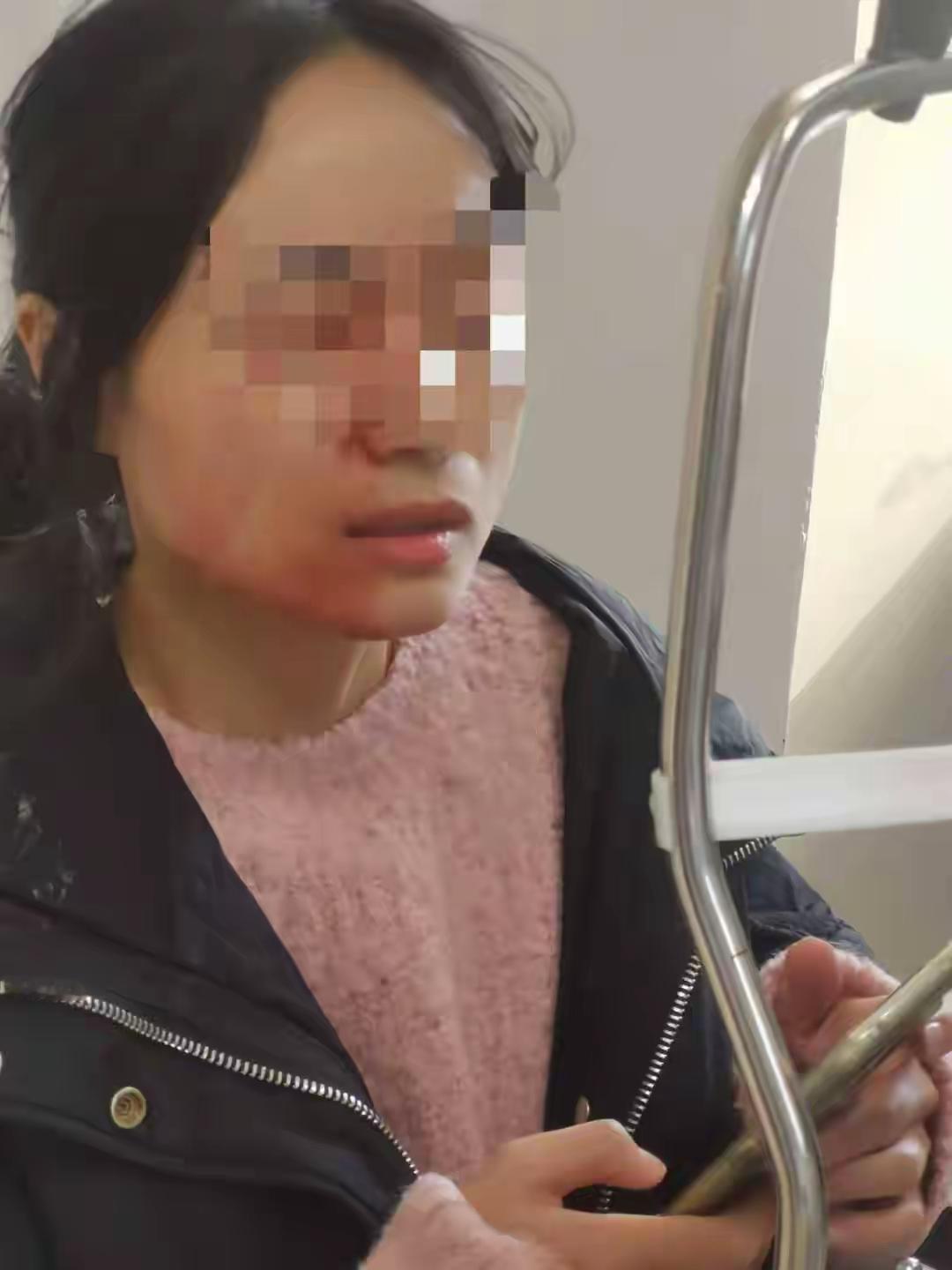 人到了中年再看浙江女老师被戳伤眼球这一幕，
最大的庆幸，
是我家孩子没摊上这样的