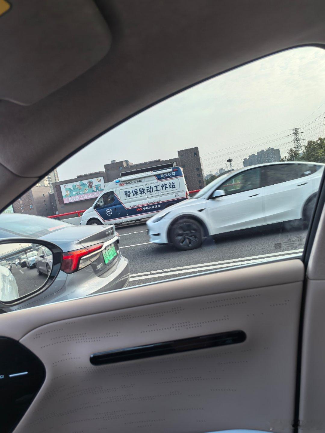 除了交警和清障车，现在保险公司也加入早高峰保障了？这对于那些轻微刮擦的新手小白来