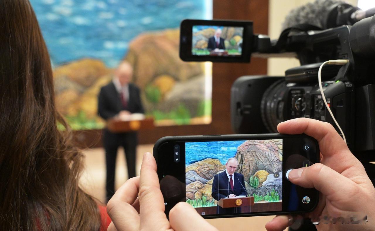 【普京：西方政客为了吓唬民众，谈论苏联的回归】
新德里时间2025年12月4日（