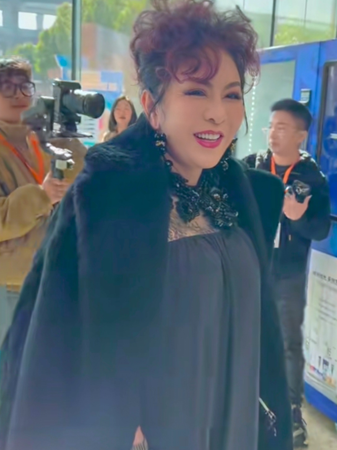 我觉得向太这番话的核心其实不是“买不买得起”，而是“需不需要证明”。她把孙女的衣