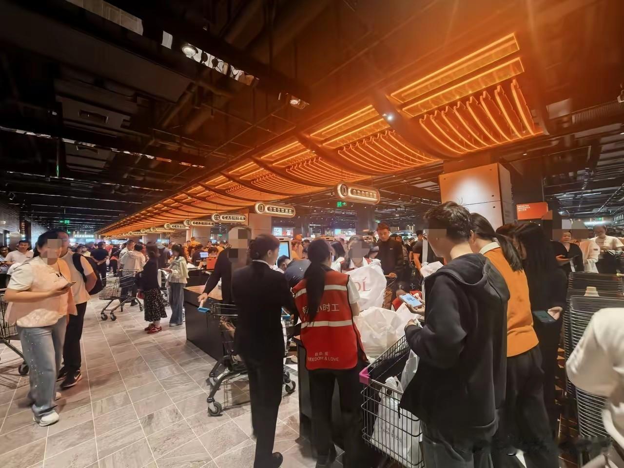 胖东来为什么会成为榜样?
胖东来关键3点做得不仅是好，是好到出类拔萃。
1、企业
