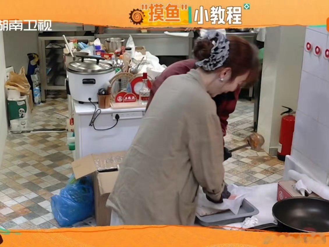 丁禹兮张百乔1秒800个假动作中餐厅名场面 姜妍埋头做喜糖，旁边俩“显眼包”玩起