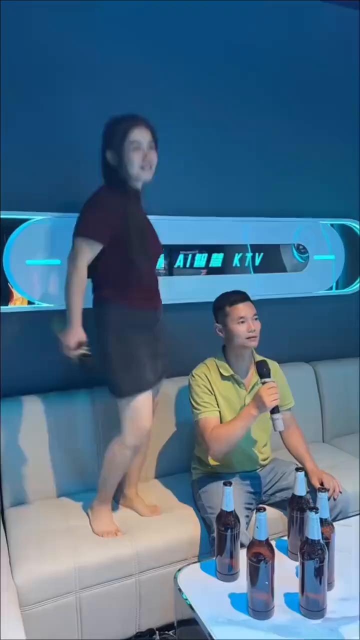我也曾像个傻子，拼命的爱你，现在又像个疯子，拼命的忘记，你转身离去就能放下了回忆