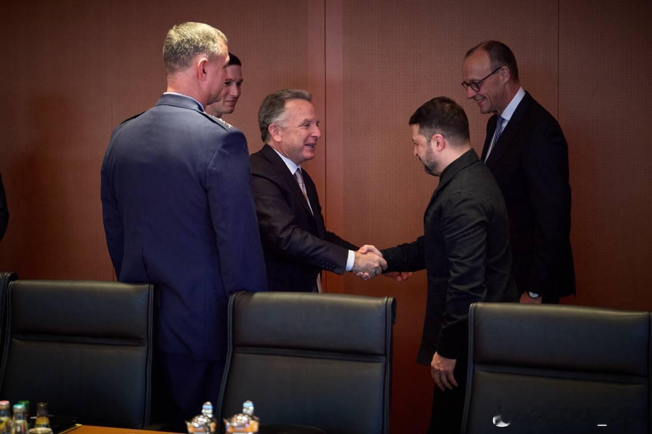 最新消息：泽连斯基在柏林与维特科夫和库什纳握手，美乌就和平计划谈判正式开始了。德