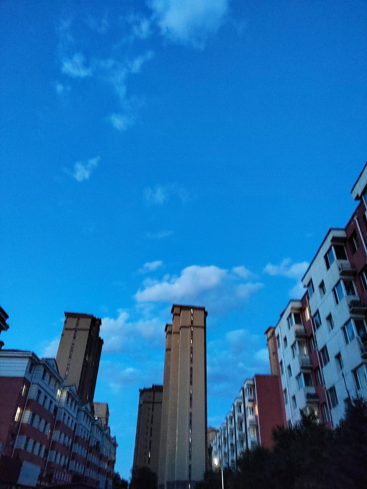 真心话茶局傍晚的楼房，给人一种神神秘秘的感觉，天空还是那么蓝，但是颜色却变得深沉