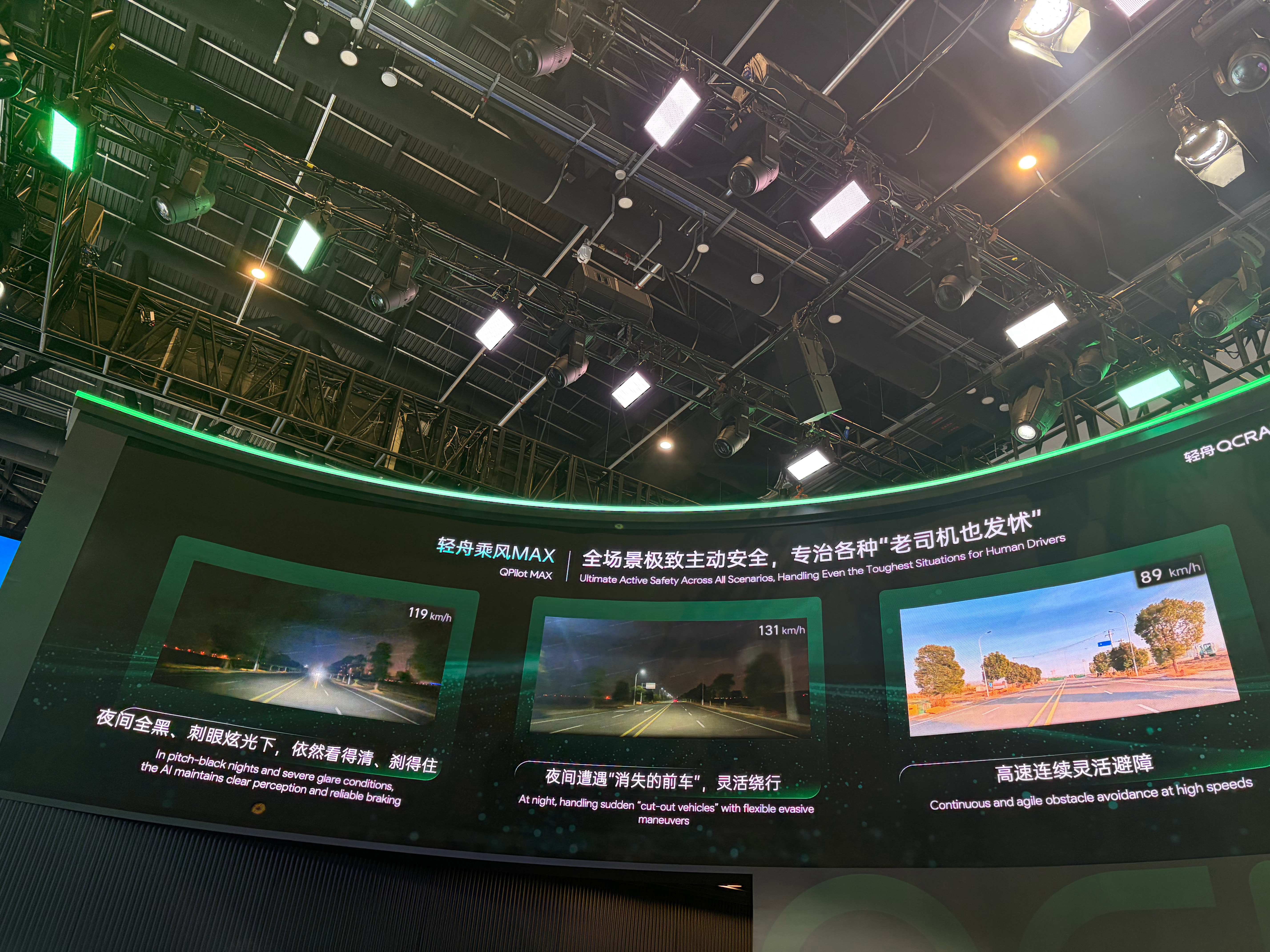 轻舟大算力Max方案：可以看懂交警手势，也可以理解潮汐车道指示牌。左上角是思维链