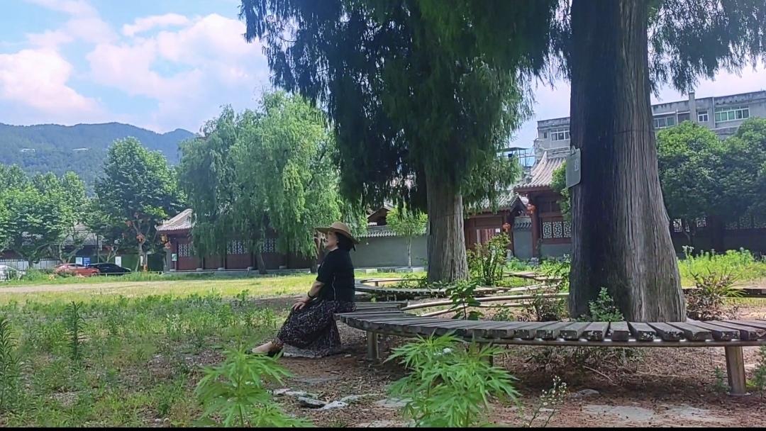 从前，男人与女人
步入婚姻只看重那一抹红
那是两人感情的纯粹无瑕
大多皆是真心相