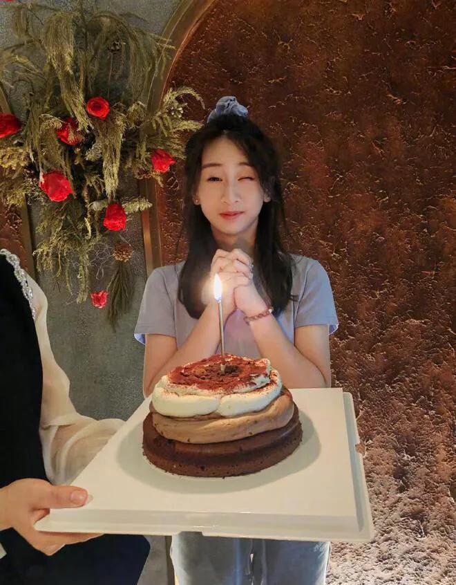 这在所有星二代里，颜值算最高的吧？
田亮女儿森碟，真是完美的遗传了父母的高颜值，
