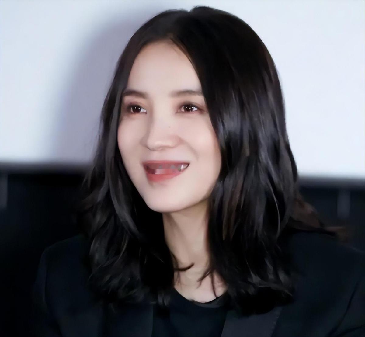 这一回，姐弟恋的“残酷现实”，在44岁宋佳身上展现得淋漓尽致!
在娱乐圈这片繁花