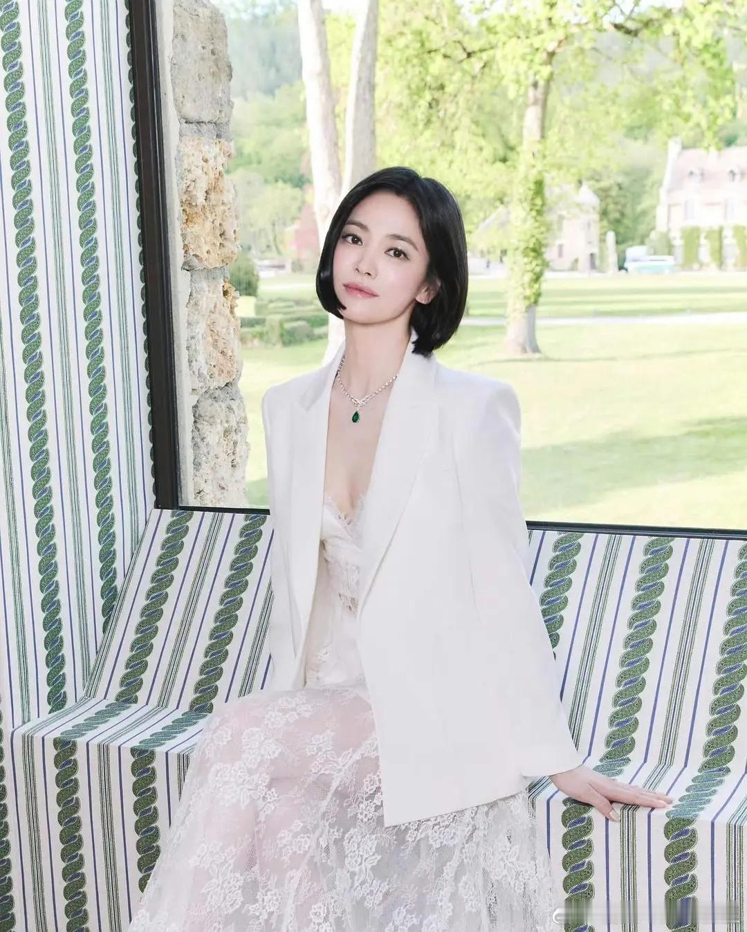 多了一种知性的美，但是我还是喜欢太阳的后裔里面的纯真 