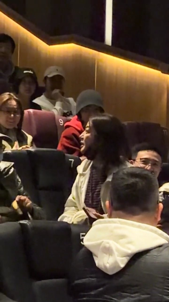 赵薇现身影院与观众一起观影《蜂蜜的针》，如果电影在当年能够成功上映，应该会引发很