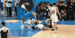 萨姆纳在行进过程中突然从背后推了一下周琦，导致周琦身体失去平衡冲向了加速前往篮下