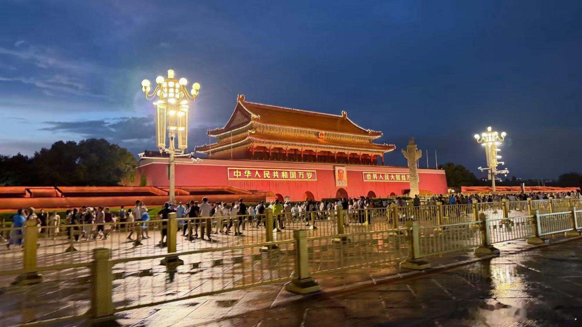 雨中蓝调下的天安门放光芒见过白天的威严，见过深夜的璀璨，但你见过“宝蓝色”的天安