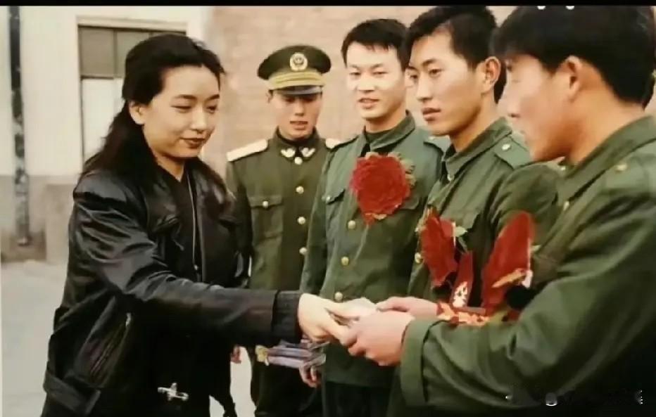 上世纪九十年代，江珊下部队慰问演出结束后，热情的将自己录制的磁带分发给战士们。