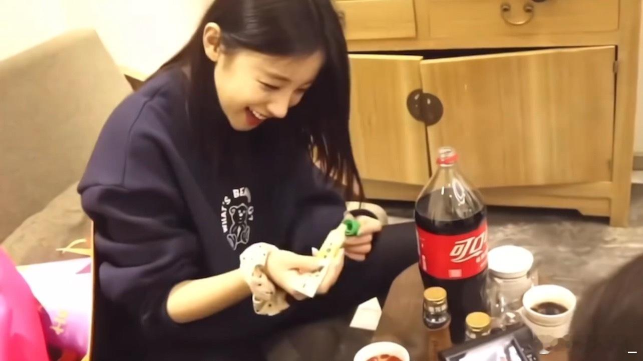 syq 小狗🐶早期「存档」🩶빛의 길이 지문 틈새를 관통하다🥤光河漫过指