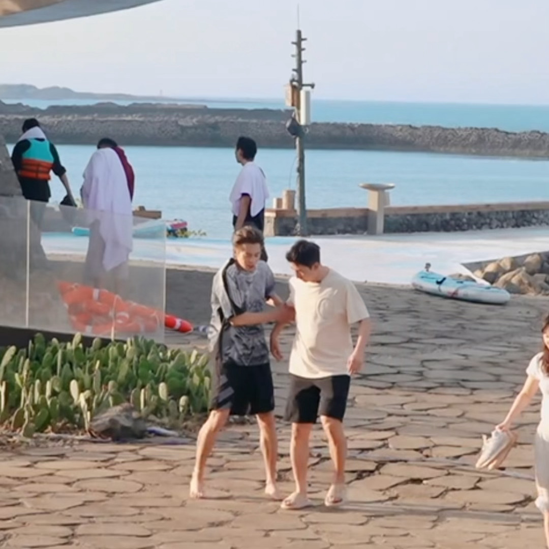 把鞋让给妹妹穿自己光脚走，然后烫脚了王鹤棣亲爱的客栈2026