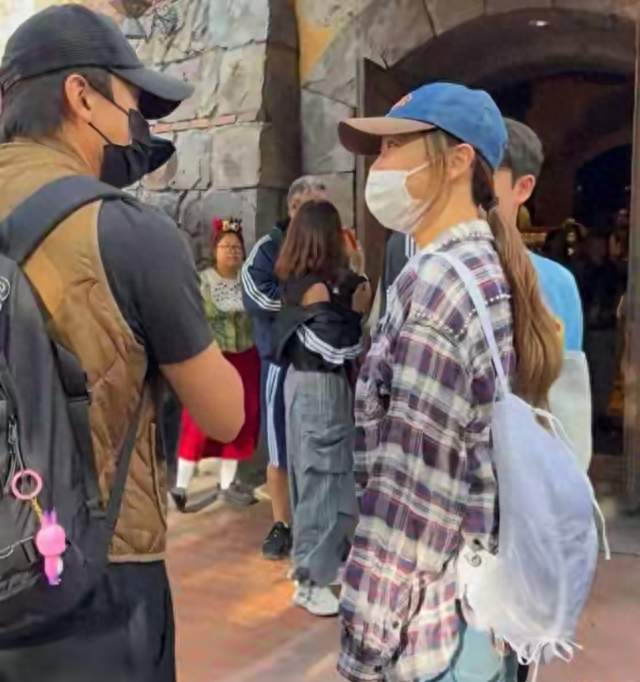 迪士尼偶遇邓超应采儿，两人见面第一反应太反常