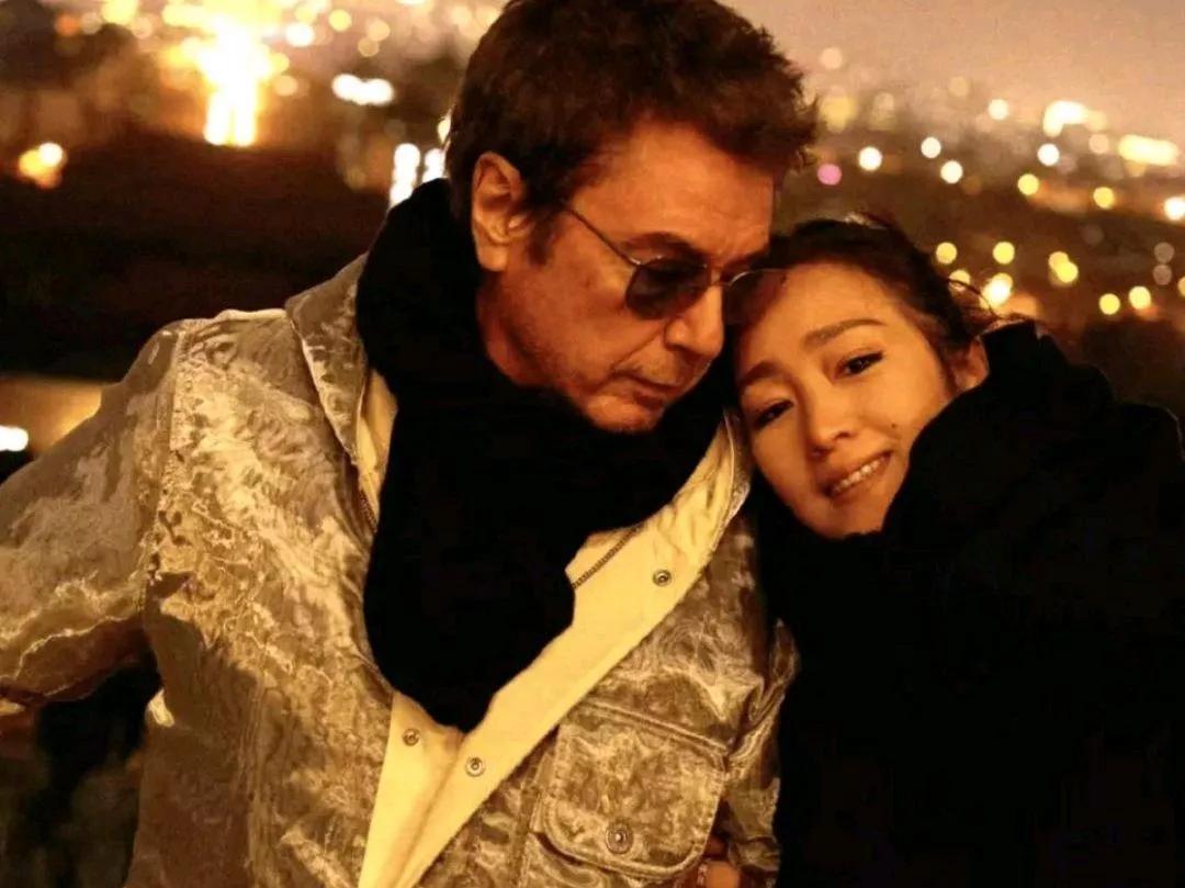 巩俐大概率要孤独终老了，她与 77 岁的现任法国老公在北京游玩，无儿无女，老公近