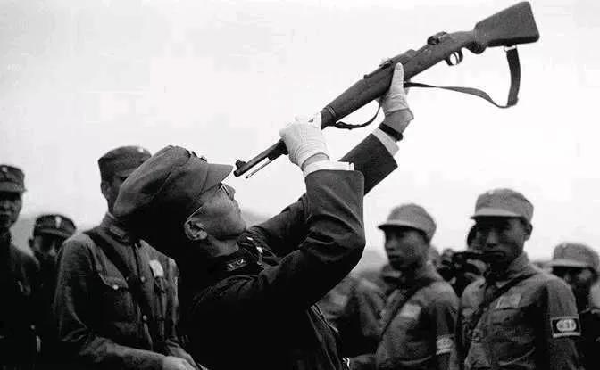 1939 年 10 月，何应钦来到重庆沙坪坝，主持部队校阅仪式。突然，他走到一名