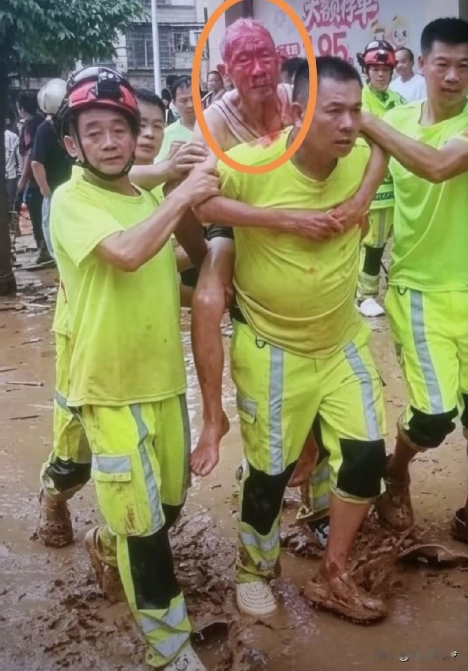 满脸鲜血的老人，以为自己必死无疑，谁料到救援人员像天使一般出现，把他从死神手里抢