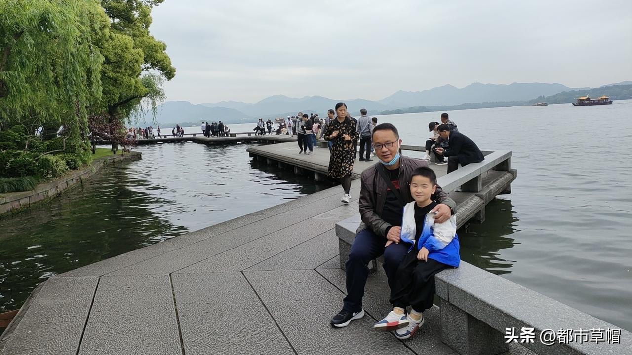 。经6个入水口进、9个出水口出，形成“六进九出”循环 。全年引水约1.2亿立方米