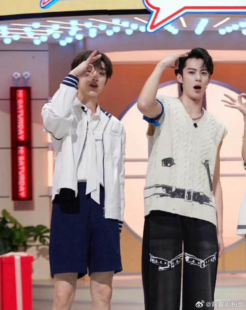 王鹤棣丁程鑫才下班啊隔着屏幕都能感受到一天连轴转的辛苦，认真负责的客栈主理人王鹤