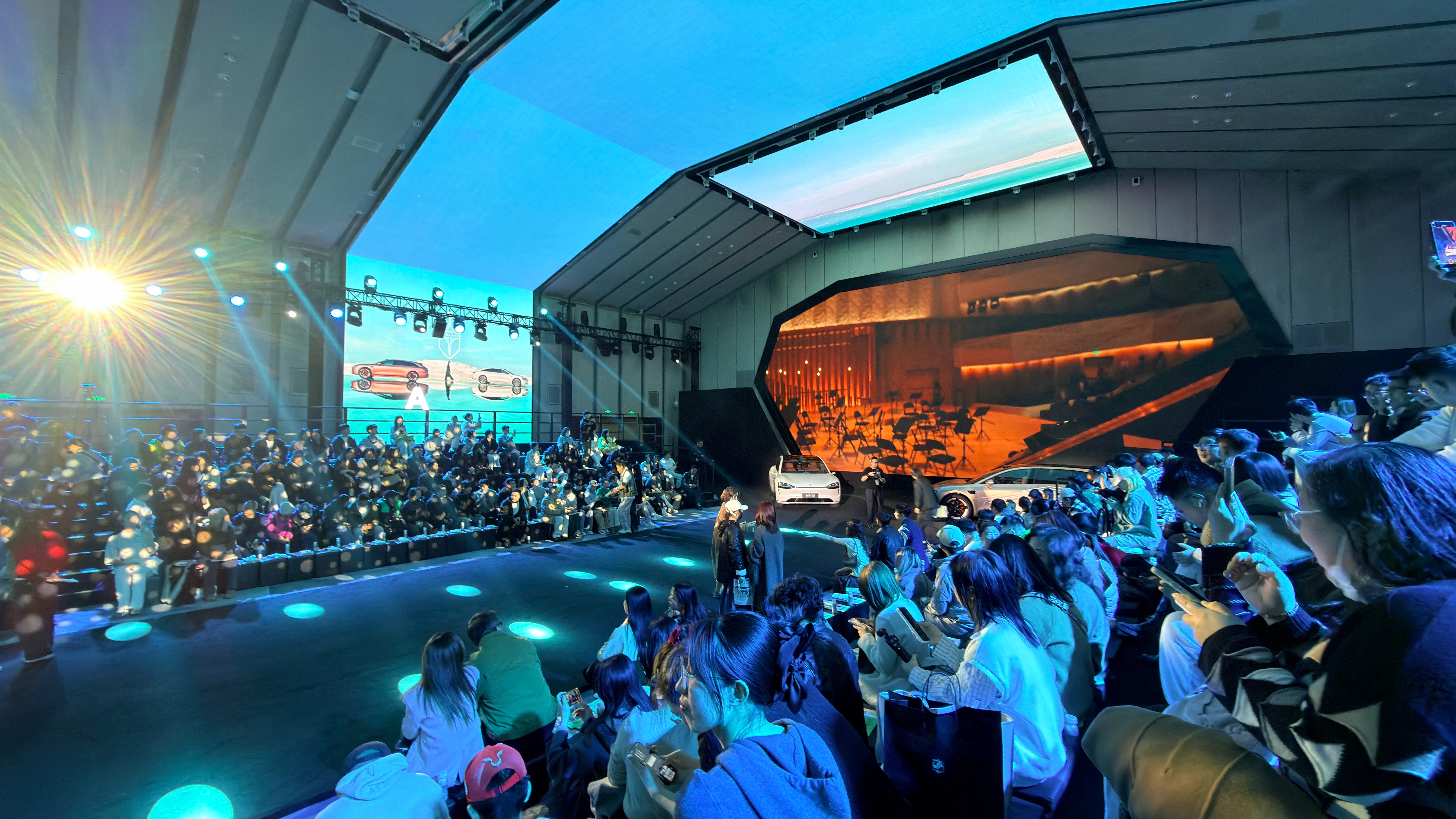 享界粉白新车色亮相北京时装周来了，马上开始！享界S9系的粉白真好看！ 