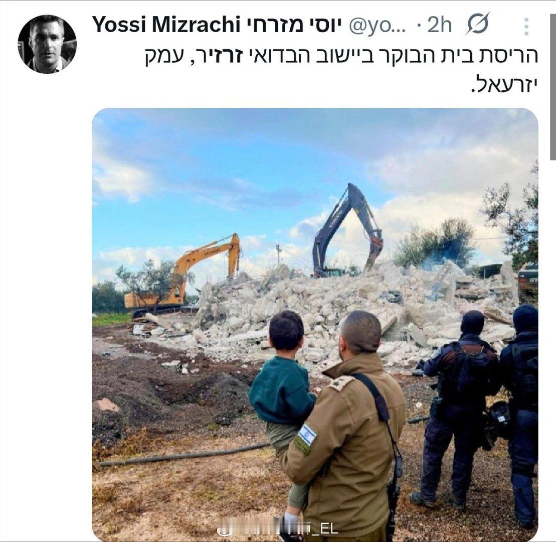 以色列军队的一名贝都因士兵意味深长地关注以色列军队拆除贝都因人住宅的行为。 