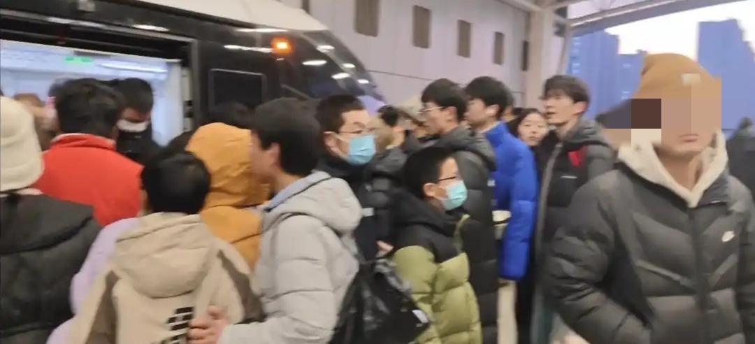 依然很挤，济南云巴可以考虑加车厢了。


济南云巴设计是三节车厢的，站台也是三门