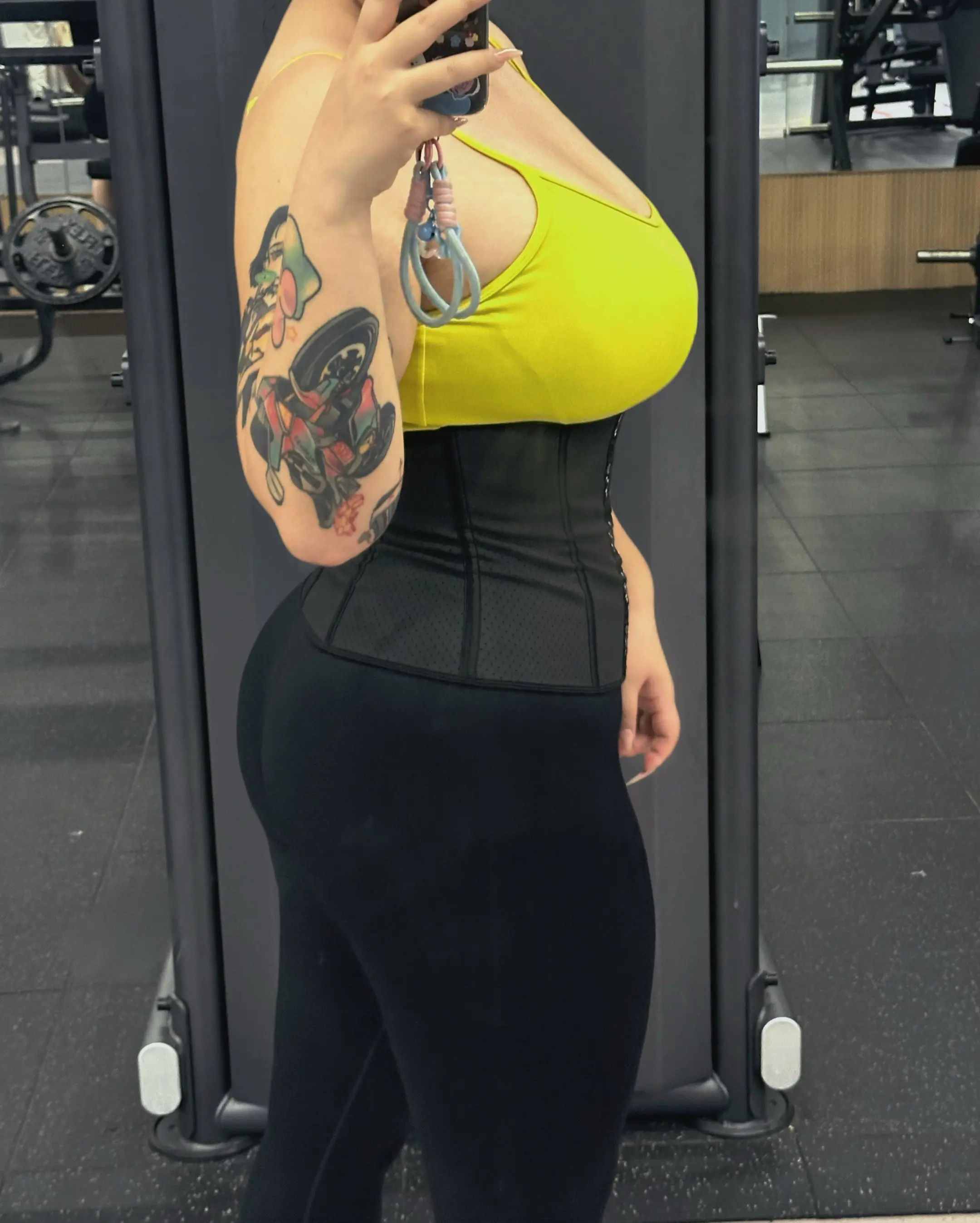 你和他们玩去吧 姐要去健身了