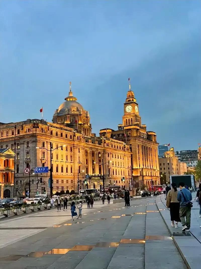 上海人能告诉大家，上海是什么城市？
上海——？？？城
深圳——中国硅谷
广州——