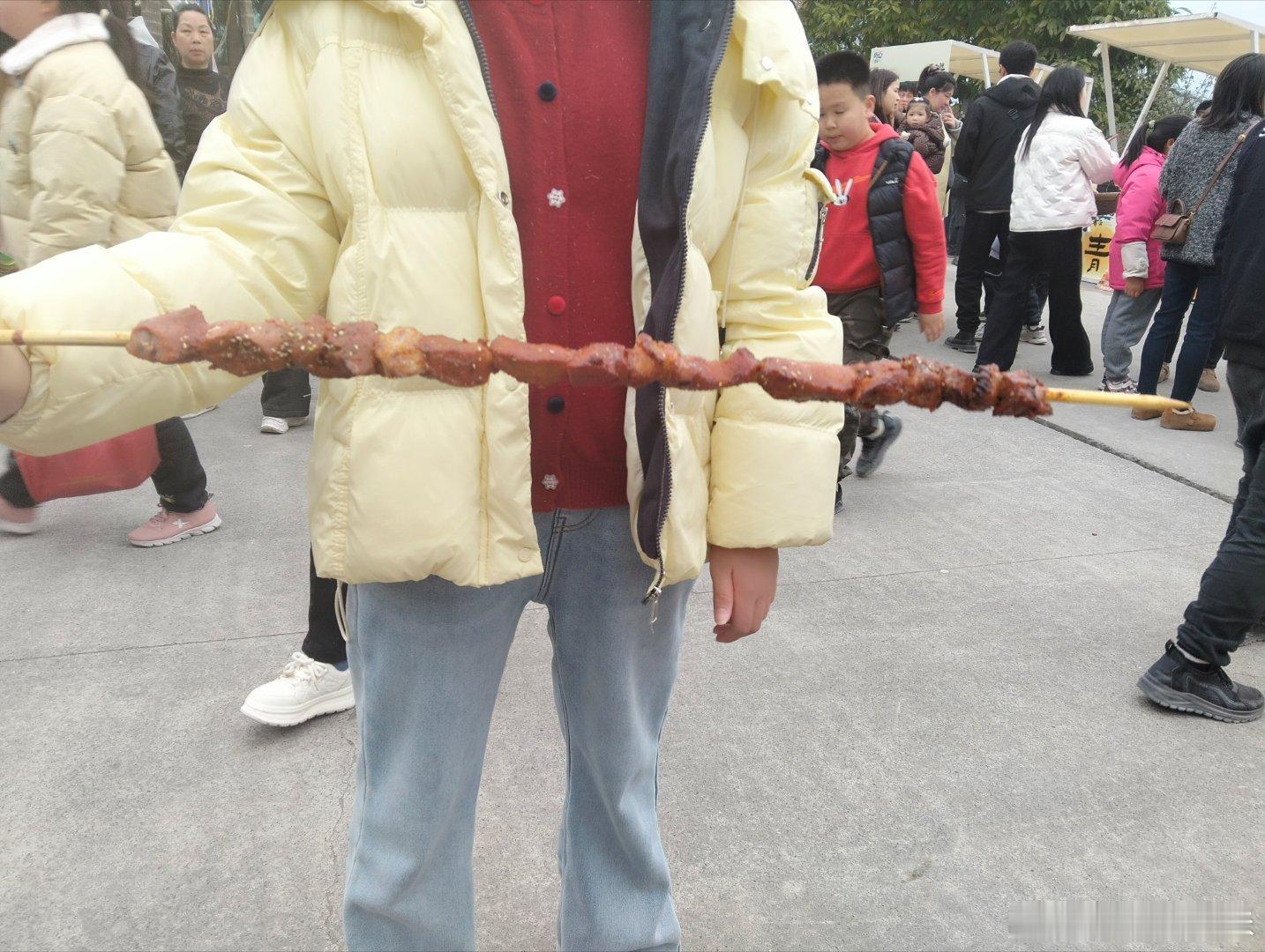 好大的肉串，一根管饱 