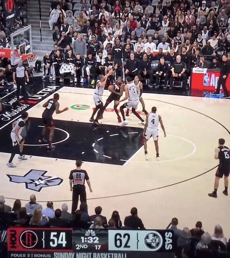 杜兰特被马刺三人包夹这个画面，真的是看着有点心酸又有点好笑啊。包夹杜兰特也确实收