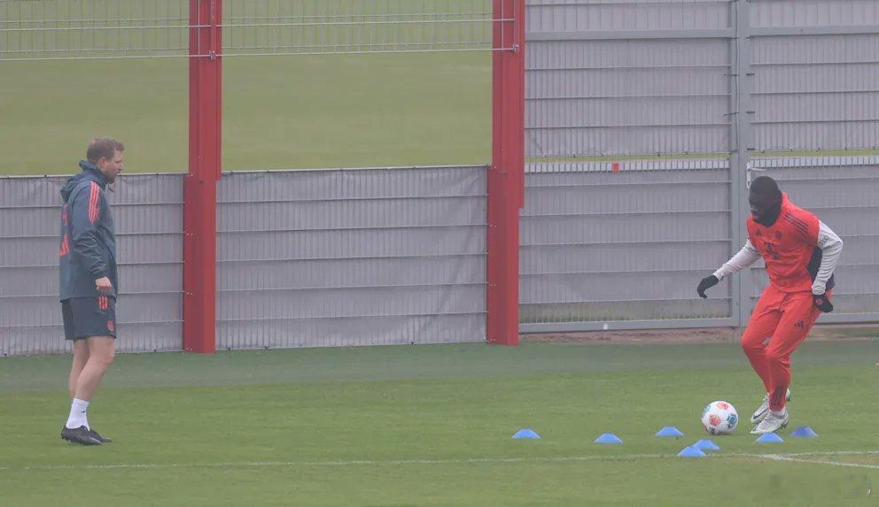 🚨達約特·烏帕梅卡諾今天重返塞貝納大街訓練場，完成了一次輕鬆的個人訓練，力爭及