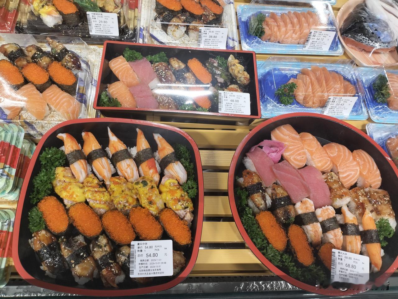 超市的寿司看起来都非常精致，
摆放的也是很整齐，
就是价格有点高，
基本上都是5