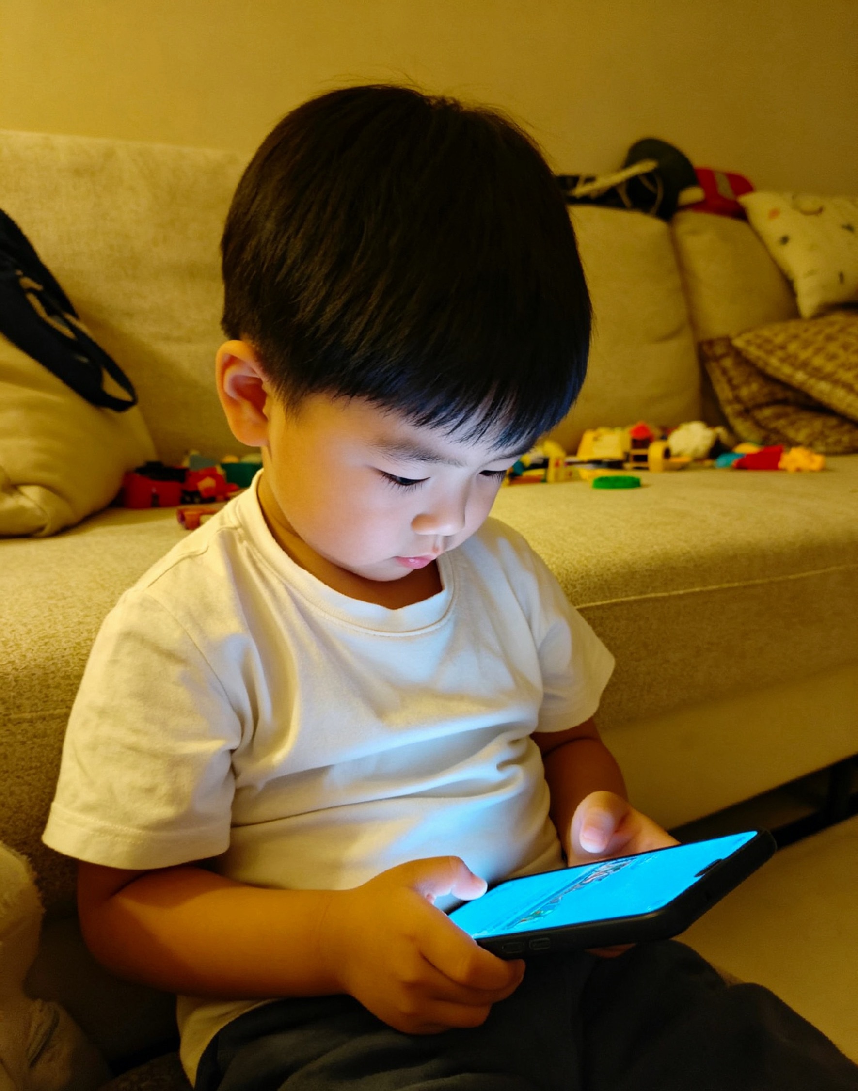 就凭一张图，大人同意小孩玩手机，小孩也就玩一会手机，网友：瞎胡闹，这家长咋当的，