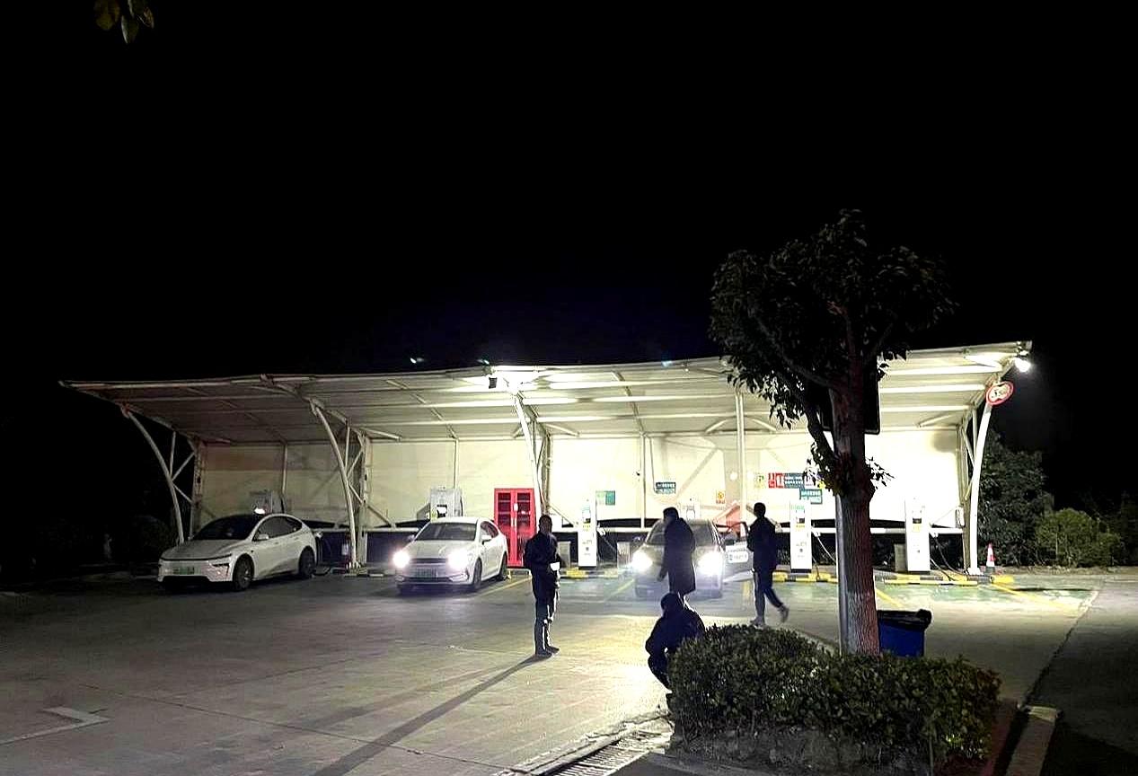 春节开了三千公里电车，我可算整明白了：高速服务区那充电桩，压根不是充电站，那是给