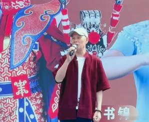 【川渝男神李伯清现身广元昭化】5月28日，四川广元。川渝男神李伯清现身广元昭化。