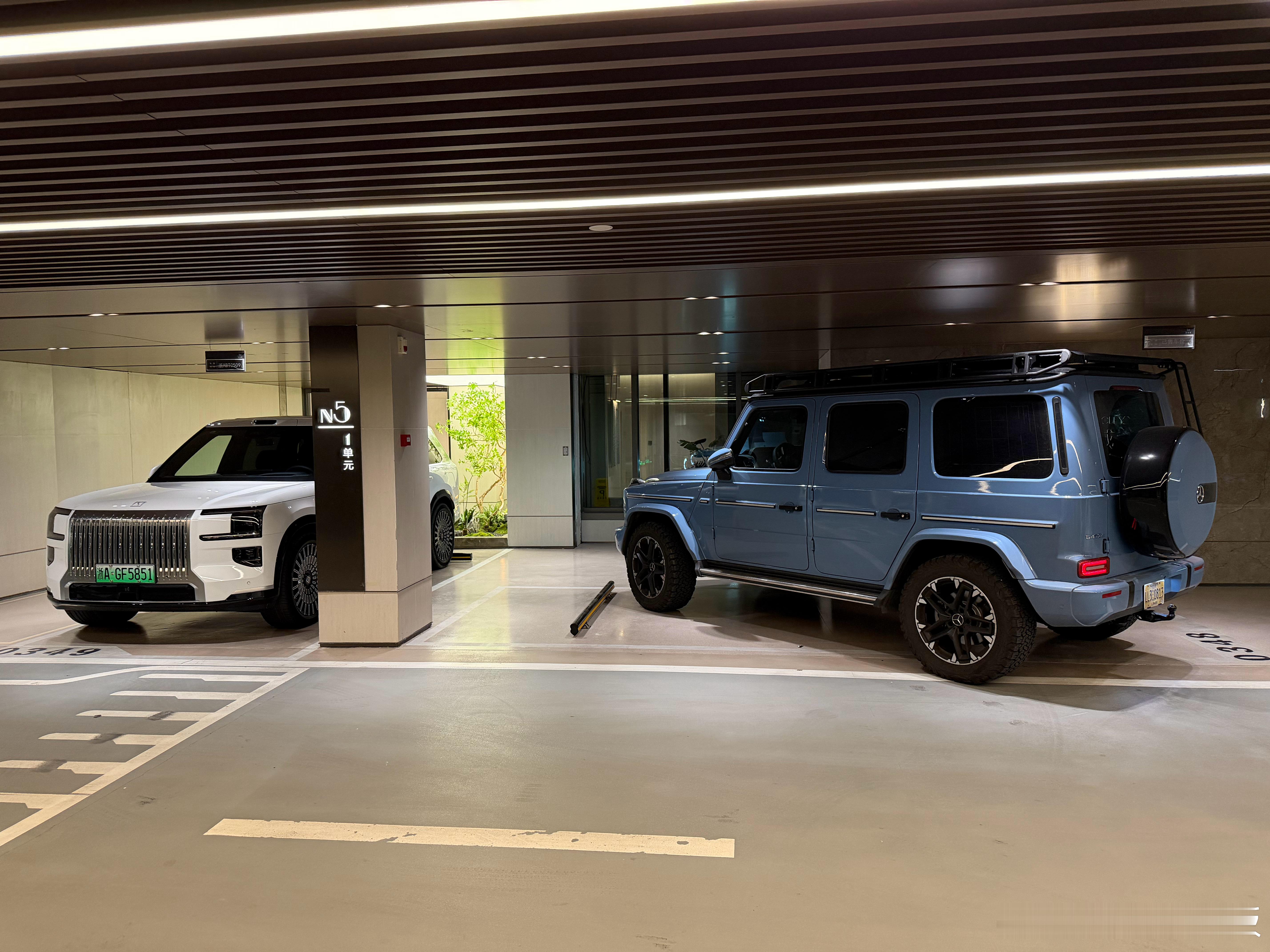 家里这两台车情绪价值一直给的都很足 每天出门都在纠结到底该开哪个？跟姚老板混一天