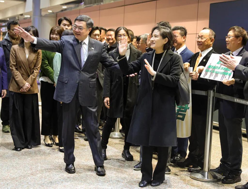 19日郑丽君从美回来了，这次回来卓荣泰亲自接机，卓荣泰还称该团队为台产业争取到了