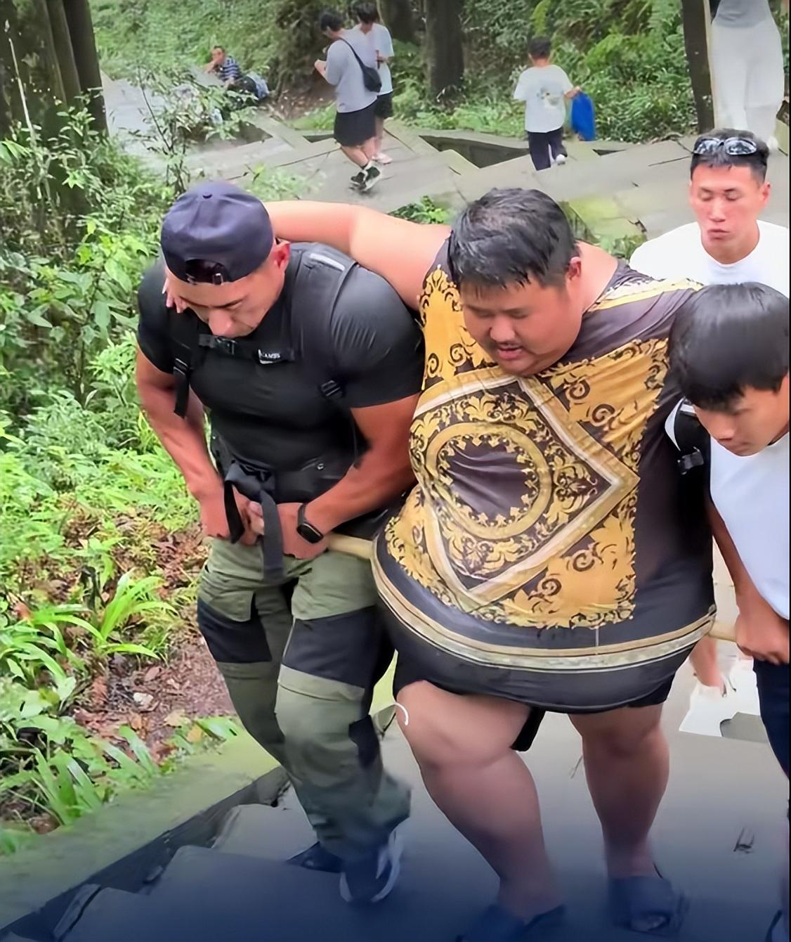 大胃袋良子在他开始做吃播到体重350那段时间应该是最幸福的，这段时间，吃也吃爽了