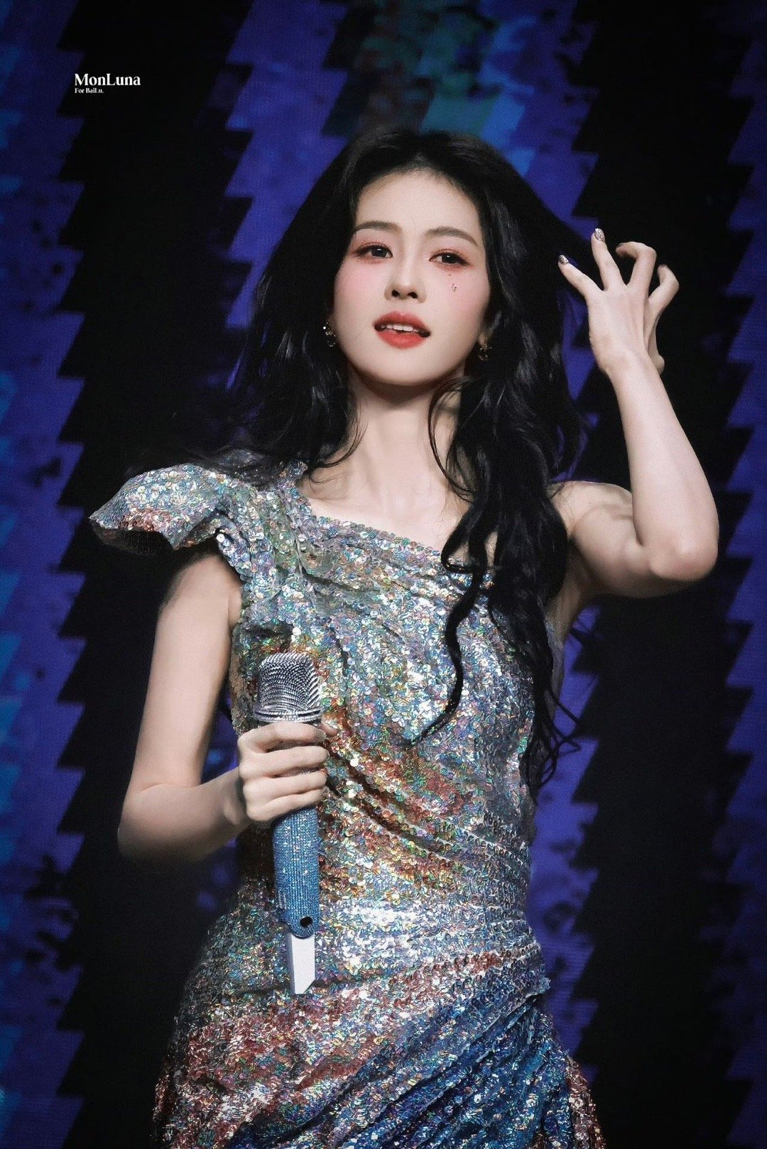 白鹿的《FLY》唱跳舞台，活力满满，感染力超强。她与女团舞的完美结合，让人眼前一