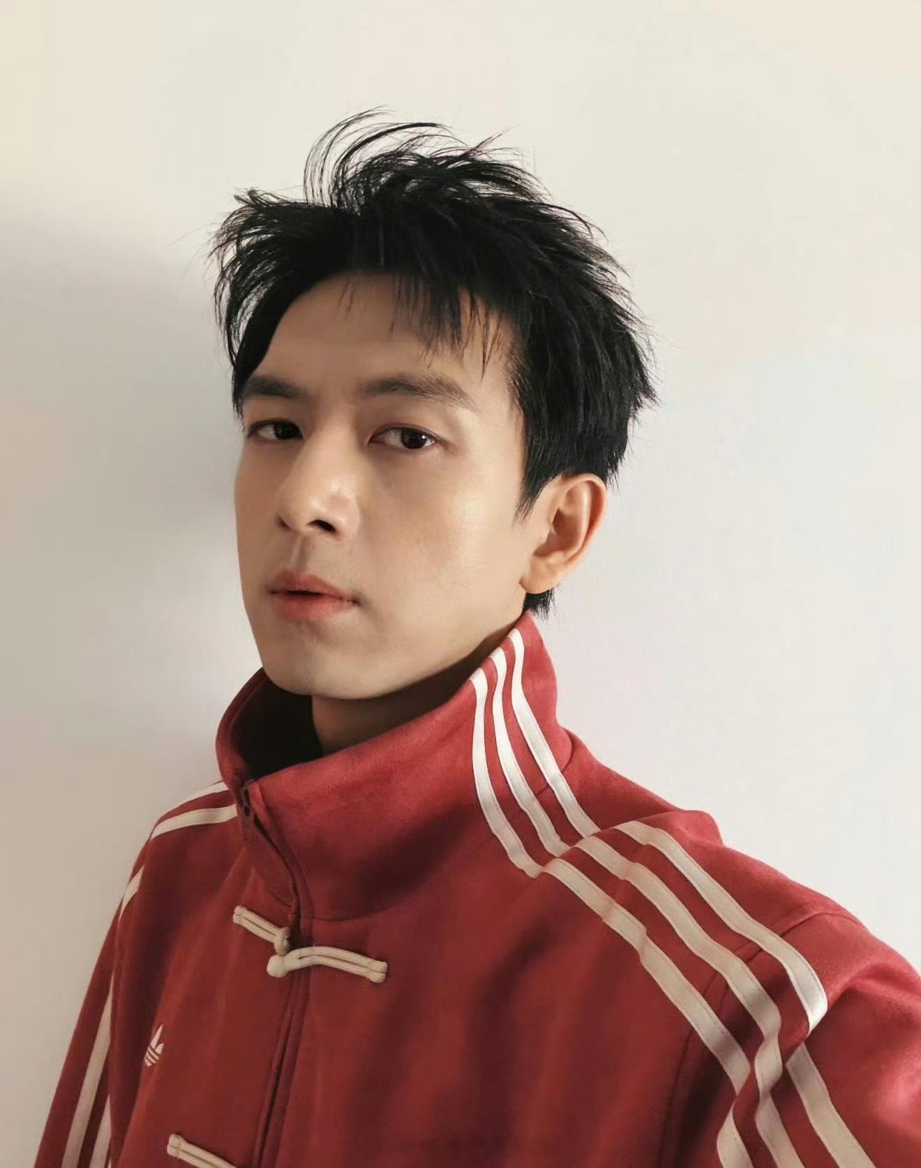 李现和杨紫父母穿同款外套眼光很相似啊 