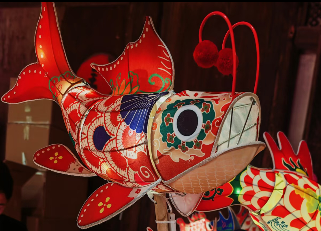 非遗焕新，鱼灯贺岁。百年鱼灯非遗技艺再度绽放光彩。竹篾作骨撑起传承，红纸为鳞点亮