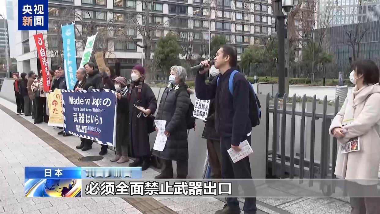 12月27日，据央视新闻直播间报道，昨天，日本下午，日本民众在位于东京的自民党总