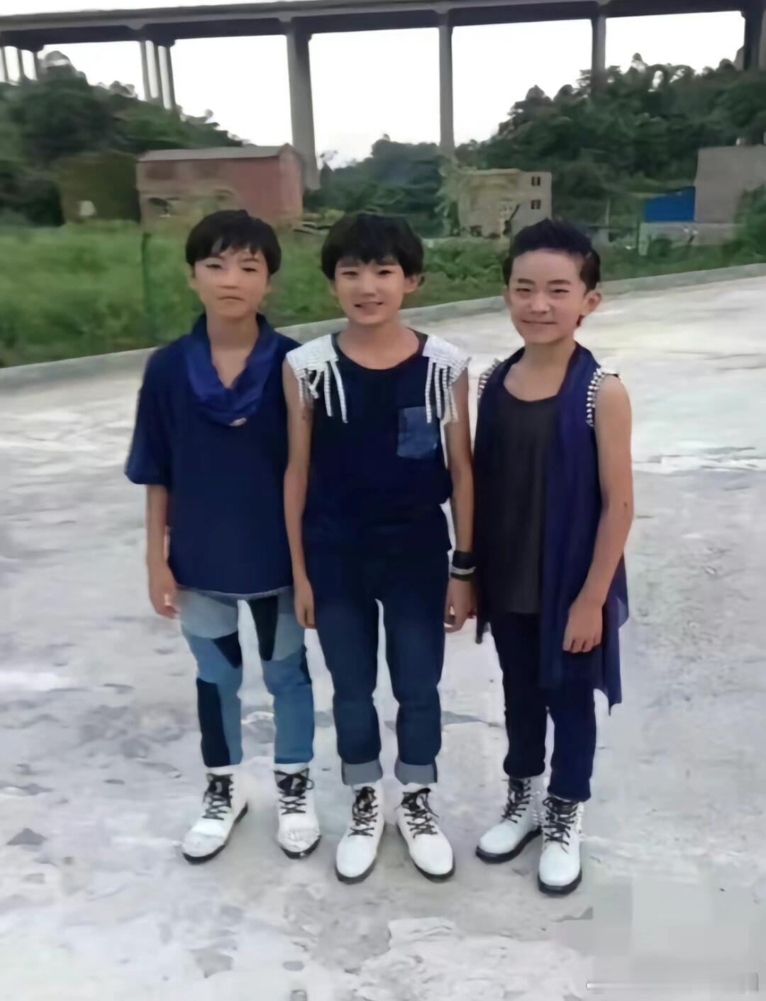 TFBOYS[超话]   不是谁懂这张图有多搞笑啊就这那会还把小小的老子迷的神魂