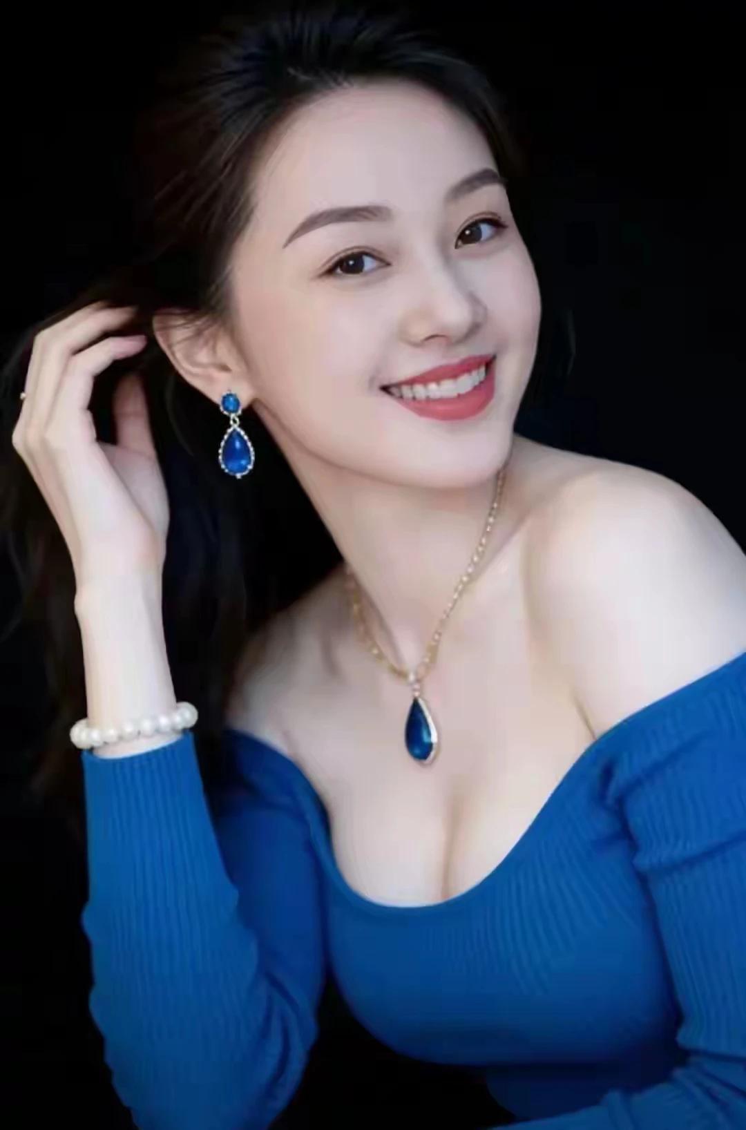 七绝 凡人
我是凡人不是仙，
生于烟火未承天。
情愁喜怒无常事，
活在当下尽开颜