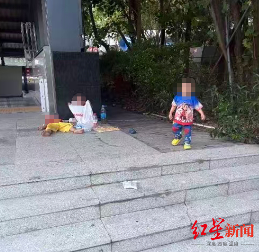 #3孩童躺坐地铁口街道社区已帮扶#【深圳地铁回应“三孩童躺坐地铁口无人陪同”：父