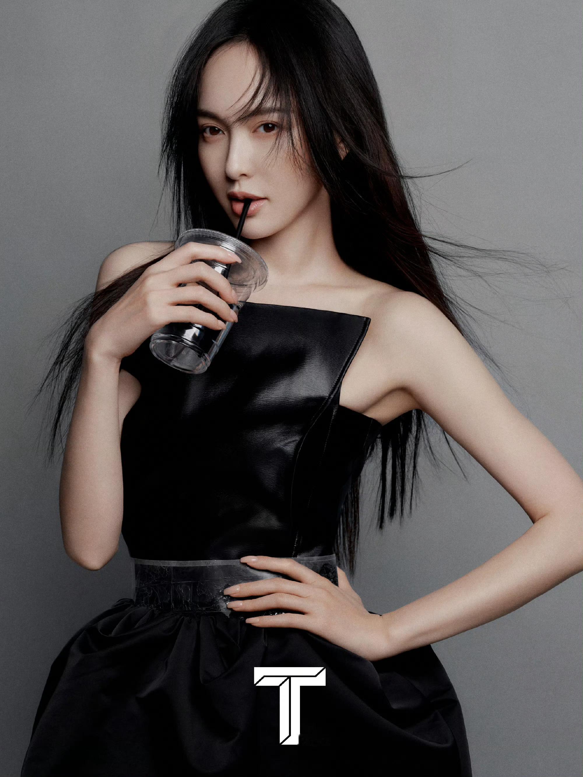 唐嫣  T中文版7月刊封面人物，穿着FENDI服饰，佩戴Tiffany & Co