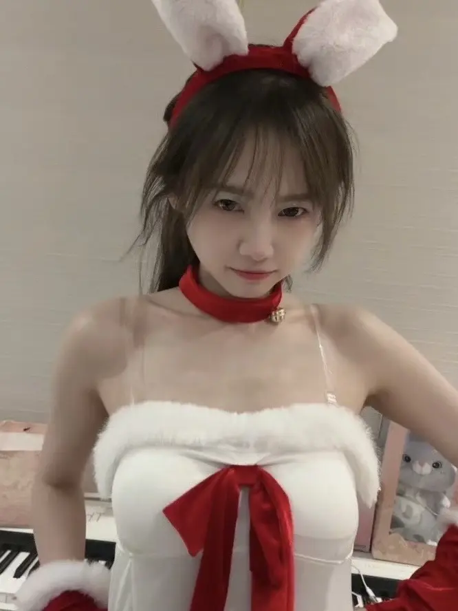 卖圣诞帽 红的十块 绿的在我头上 不卖